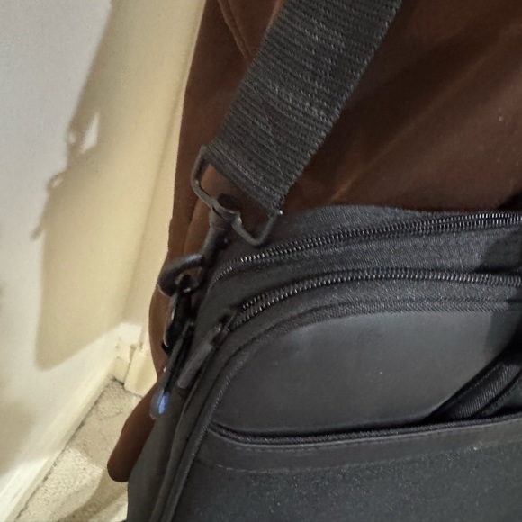 NWT black HP laptop case with handle and shoulder pad - Picture 4 of 15